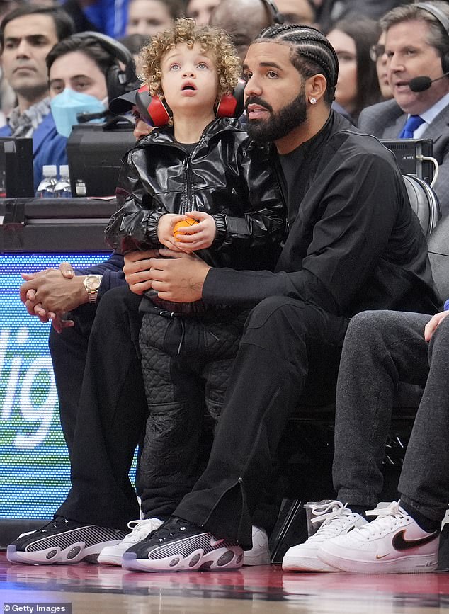 Gia đình trên hết: Drake đã gửi một tin nhắn trực tiếp đến vợ của một kẻ troll trên mạng xã hội sau khi anh ta xúc phạm con trai bốn tuổi của rapper Adonis, khi hai cha con được nhìn thấy tại một trận đấu NBA ở Toronto vào tháng trước