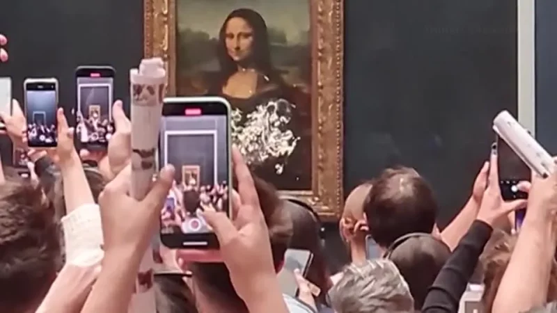 Mona Lisa bị bôi kem bởi một người đàn ông cải trang

