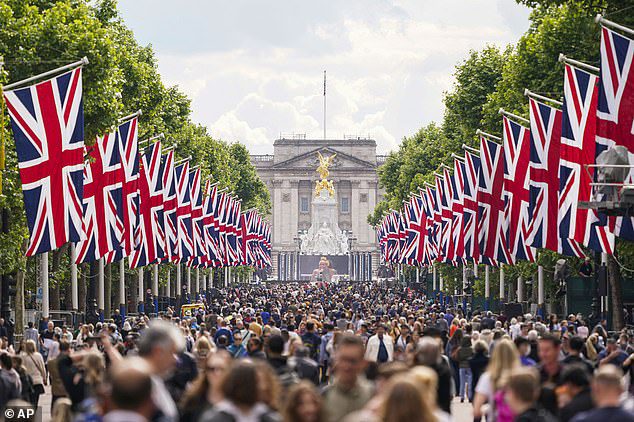 Harry và Meghan đã hạ cánh xuống sân bay London vào chiều nay, với một đội ngũ nhân viên nhỏ, Page Six đưa tin