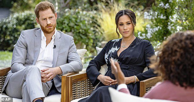 Một bức ảnh của Harry và Meghan trong cuộc phỏng vấn gây tranh cãi của họ với Oprah Winfrey vào năm ngoái