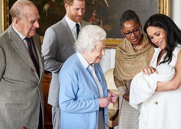 Harry và Meghan, cùng với mẹ của cô ấy là Doria Ragland, đã tặng Archie cho Nữ hoàng và Hoàng tử Philip vào tháng 5 năm 2019