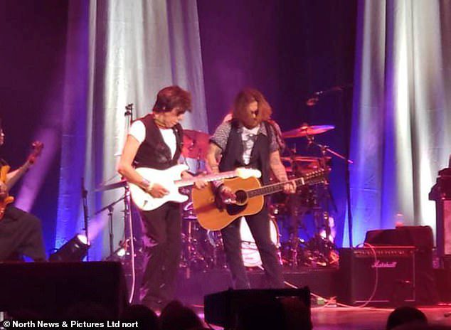Lưu diễn: Depp đã ở Vương quốc Anh để tham gia cùng Beck trong chuyến lưu diễn của anh ấy và trước đó đã xuất hiện trong các bữa tiệc của bạn anh ấy tại Sage Gateshead ở miền bắc nước Anh, Glasgow và Royal Albert Hall ở London