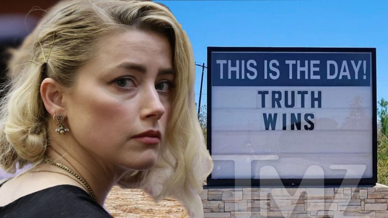 Đọc biển báo "Truth Wins" trên đường đến thị trấn chính của Amber Heard

