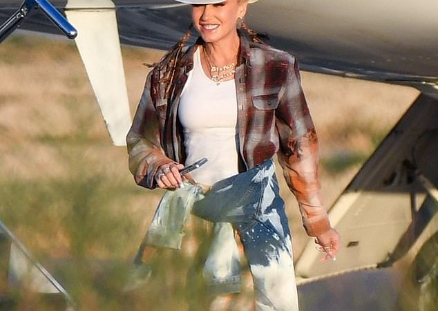 Hạ cánh sành điệu: Gwen Stefani, 52 tuổi, mặc một bộ trang phục đáng yêu khi hạ cánh xuống California dự sinh nhật lần thứ 46 của chồng Blake Shelton