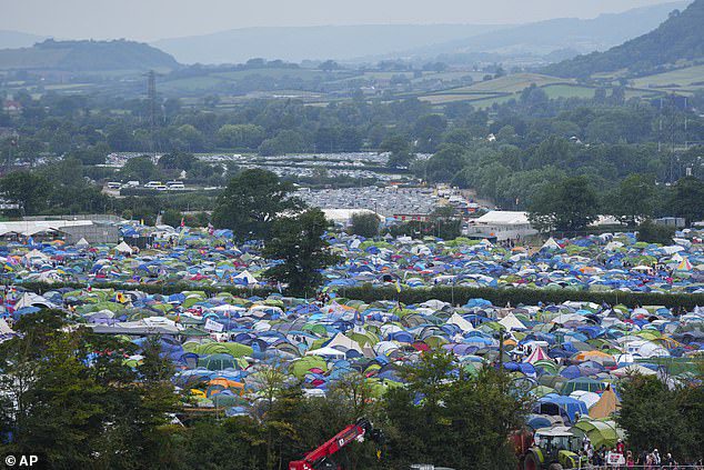 Hàng trăm lều đã được nhìn thấy tại địa điểm cắm trại lễ hội vào thứ Sáu