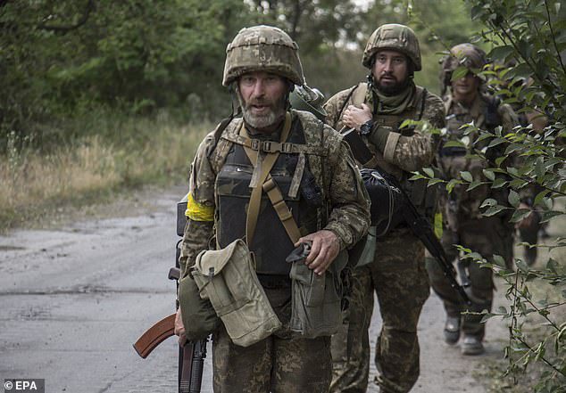 Binh sĩ Ukraine di chuyển đến một chốt ở thành phố Severodonetsk dưới sự bắn phá dữ dội của lực lượng Nga