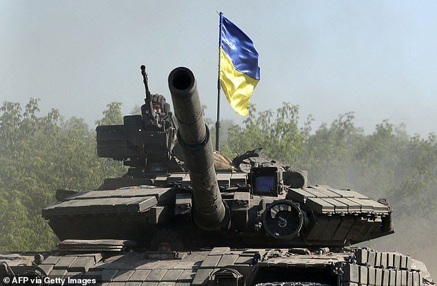 Một người lính Ukraine cưỡi xe tăng trên một con đường ở vùng Donbass, miền đông Ukraine vào ngày 21 tháng 6 năm 2022, khi Ukraine nói rằng vụ đánh bom của Nga đã gây ra "thảm họa hủy diệt" Tại thành phố công nghiệp phía đông Lysychansk, bên kia sông từ Severodonetsk, nơi các lực lượng Nga và Ukraine đã giao tranh trong nhiều tuần.