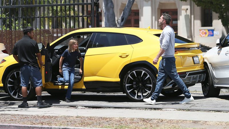 Cậu con trai 10 tuổi của Ben Affleck cầm lái Lamborghini va vào ô tô

