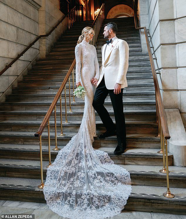 Bữa tiệc: Kevin và Kate đã tổ chức một đám cưới theo chủ đề Great Gatsby, với cô dâu quay đầu trong một chiếc váy ôm sát màu trắng với các chi tiết hoa.