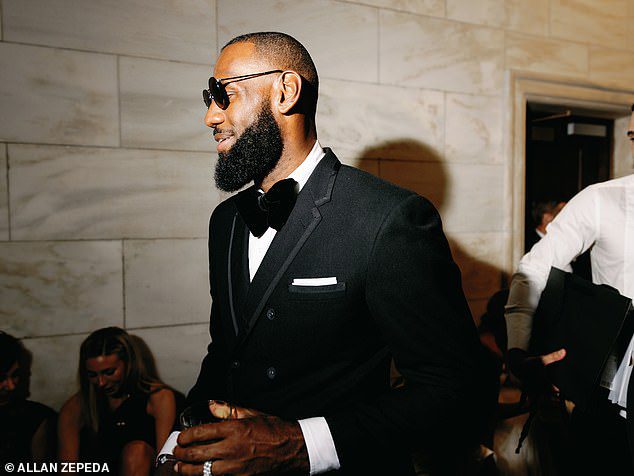Tinh tế: LeBron trông lịch lãm trong bộ vest đen với cà vạt nhung phù hợp