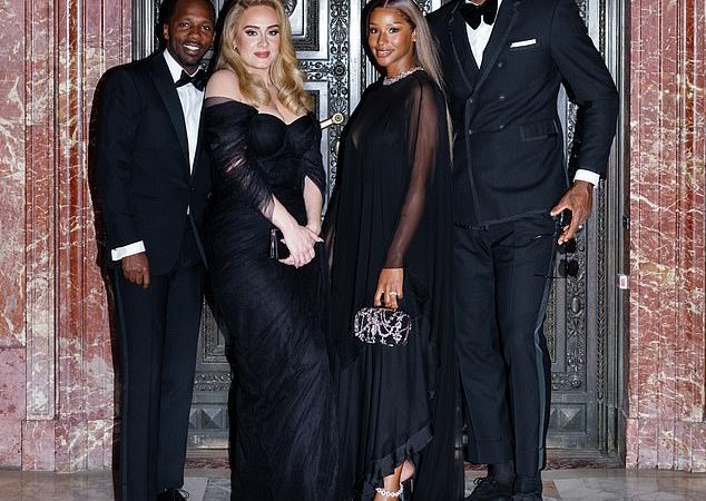 Cặp đôi: Adele và bạn trai Rich Paul đã tham dự đám cưới của cầu thủ NBA Kevin Love với Kate Bock vào cuối tuần qua (ảnh với LeBron và Savannah James)