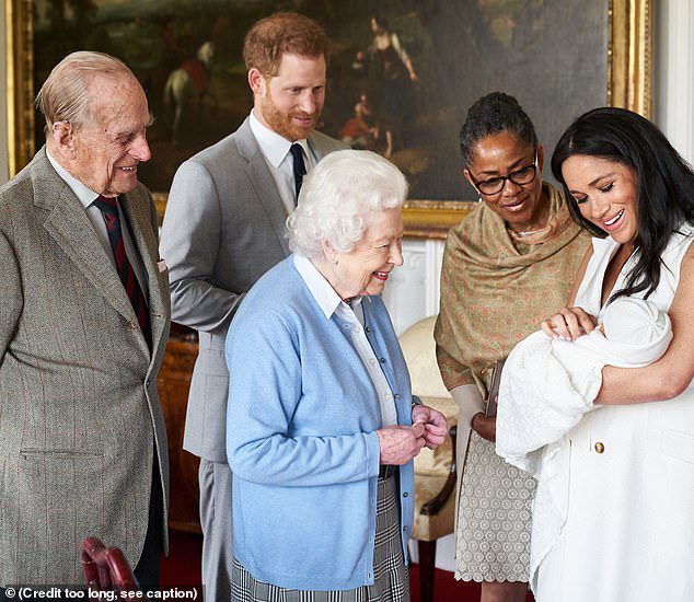 Harry và Meghan, cùng với mẹ của cô ấy là Doria Ragland, đã tặng Archie cho Nữ hoàng và Hoàng tử Philip vào tháng 5 năm 2019