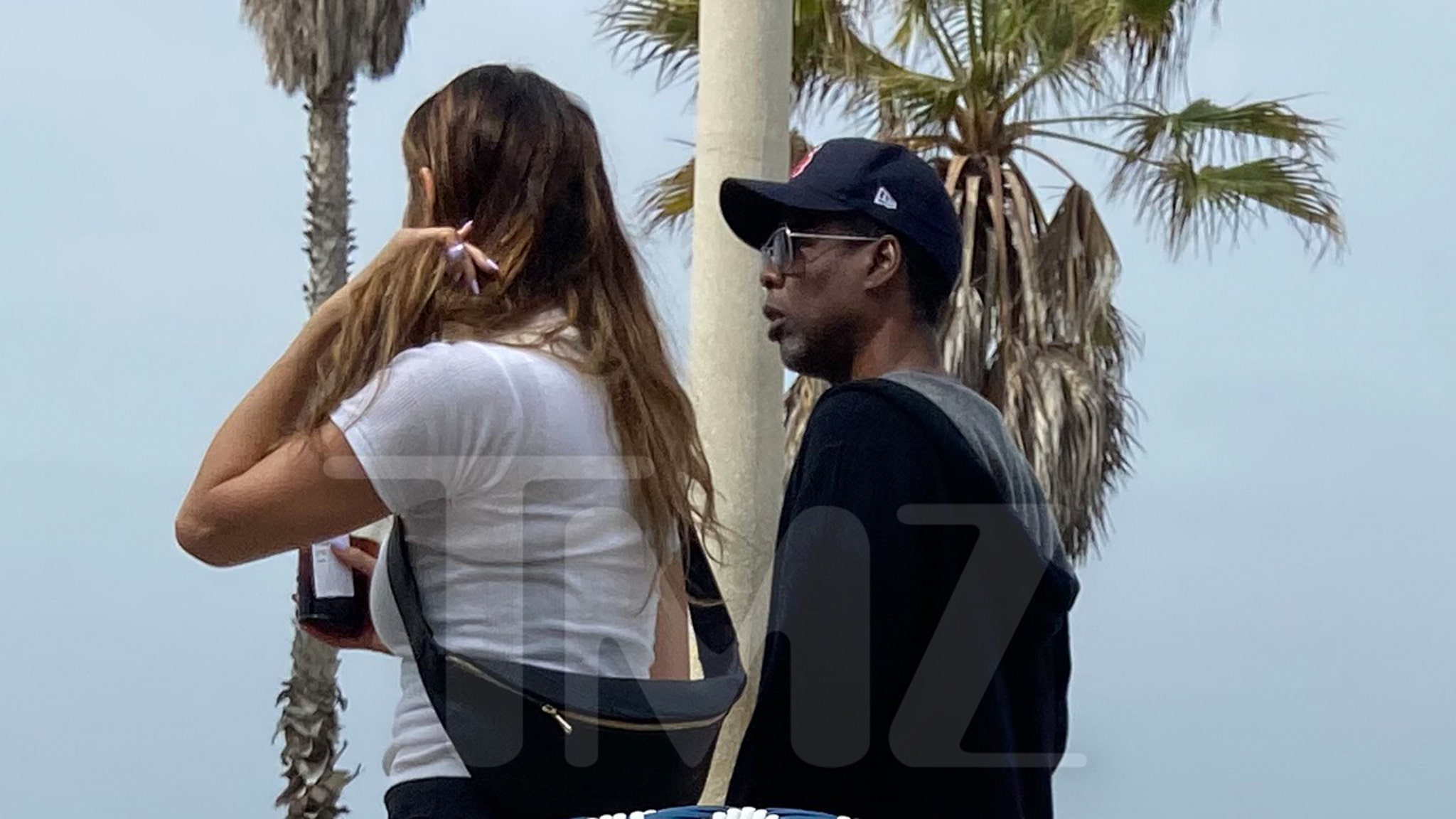 Chris Rock và Like Bell Out trong một chuyến dã ngoại ở Santa Monica, cặp đôi trông khá nghiêm túc