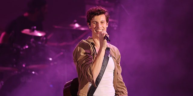 Shawn Mendes biểu diễn trên sân khấu trong buổi hòa nhạc thường niên lần thứ 8 "Chúng ta có thể tồn tại" Một buổi hòa nhạc do Audacy tổ chức tại Hollywood Bowl vào ngày 23 tháng 10 năm 2021 ở Los Angeles, California.  (Ảnh của Amy Sussman / Getty Images cho bản ghi âm)