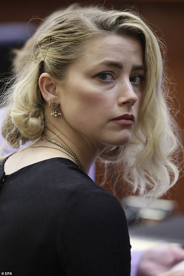 Amber Heard đã yêu cầu cô yêu cầu lật lại phán quyết vào thứ Tư và được cho là đang xem xét tái thẩm.  Depp cũng bị tố chỉ trích vợ cũ bằng những lời lẽ thù hận khi biểu diễn trên sân khấu cùng Beck