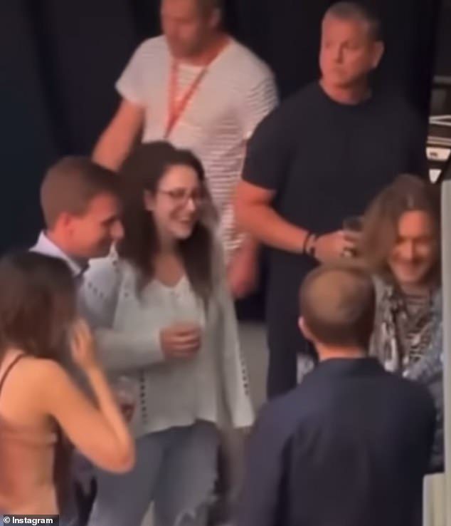 Depp được nhìn thấy đang cười toe toét với Owens khi Vázquez và phần còn lại của đội pháp lý theo dõi anh ta, sau khi thưởng thức buổi hòa nhạc ở Prague vào ngày 11 tháng 7.