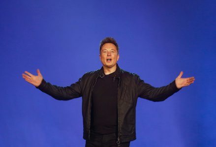 Giám đốc điều hành Tesla Elon Musk giới thiệu Cybertruck tại xưởng thiết kế của Tesla, ở Hawthorne, California.  Musk tiếp quản thị trường xe bán tải hạng nặng với Tesla Cybertruck chạy điện mới nhất, Hawthorne, Mỹ - ngày 21 tháng 11 năm 2019