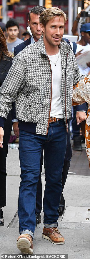 Người đàn ông sành điệu: Gosling mặc một chiếc áo khoác sang trọng, quần jean xanh đậm và giày da chắc chắn