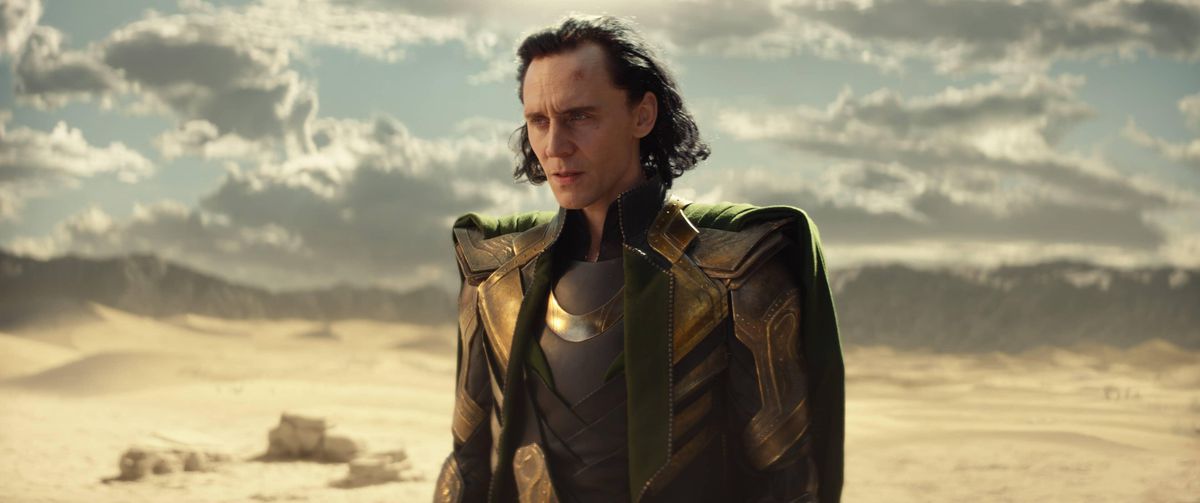Loki (Tom Hiddleston) đứng trên sa mạc trong một cảnh trong Phần 1 của Loki