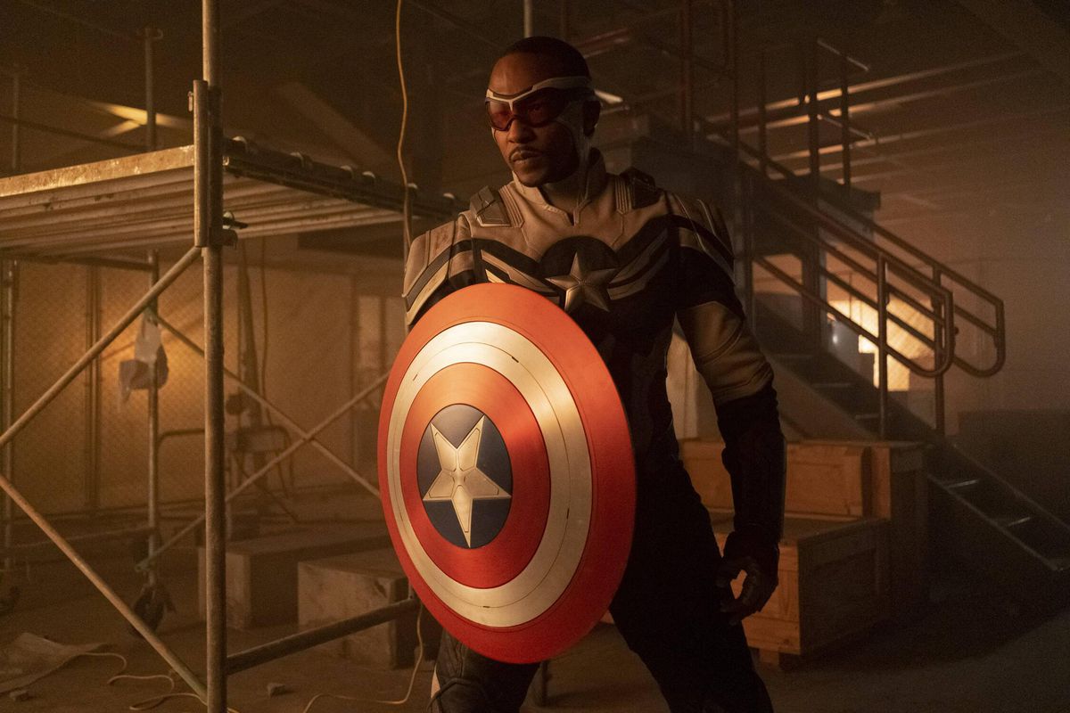Anthony Mackie trong bộ đồ Captain America mới tại Falcon and Winter Soldier