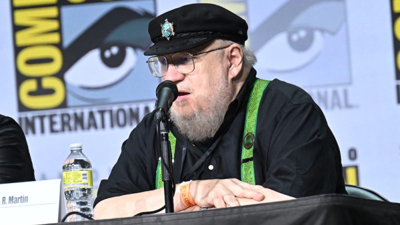 George RR Martin ký hợp đồng với COVID-19 sau Comic-Con

