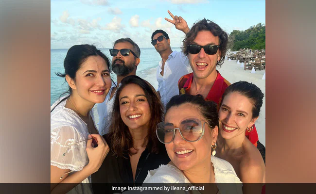Inside Katrina Kaif’s Birthday on the Beach với Vicky Kaushal, Elena D’Cruz và hơn thế nữa