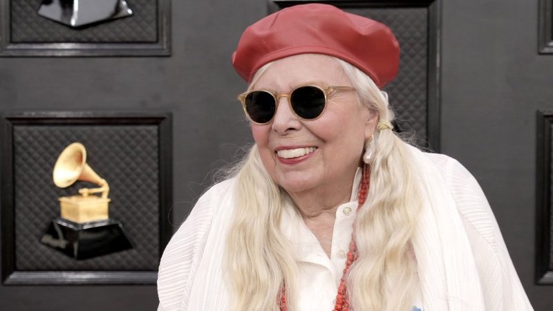 Joni Mitchell thể hiện một màn trình diễn bất ngờ hiếm có tại Lễ hội Dân gian Newport: Xem

