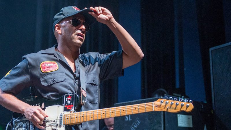 Tom Morello vô tình bị một nhân viên bảo vệ tấn công trong Rage Against the Machine

