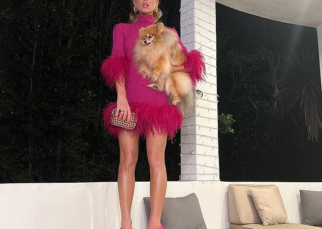 NGƯỜI YÊU ĐỘNG VẬT: Kate Beckinsale đã lên Instagram vào tối thứ Bảy để chia sẻ một số bức ảnh thời trang với thú cưng của cô ấy