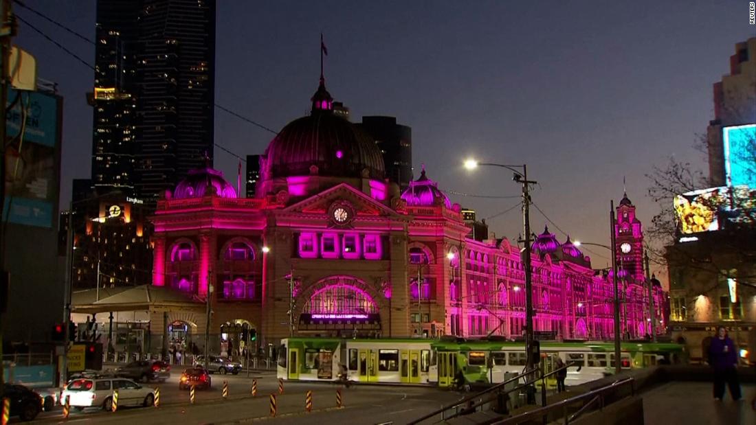 Olivia Newton-John: Các địa danh của Úc phát sáng màu hồng để tôn vinh ca sĩ và nhà hoạt động về bệnh ung thư