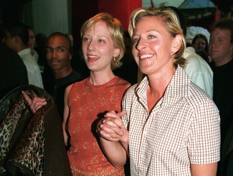 Heche, bên trái, nắm tay diễn viên hài Ellen DeGeneres tại buổi ra mắt phim trên thế giới 