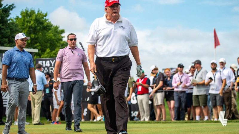 Bức ảnh được chỉnh sửa của Donald Trump tại giải đấu golf khiến người ta thêm béo và nhăn nheo

