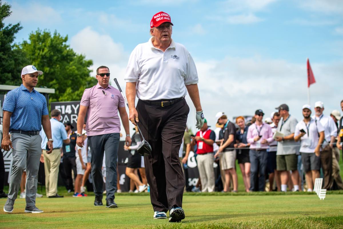 Bức ảnh được chỉnh sửa của Donald Trump tại giải đấu golf khiến người ta thêm béo và nhăn nheo