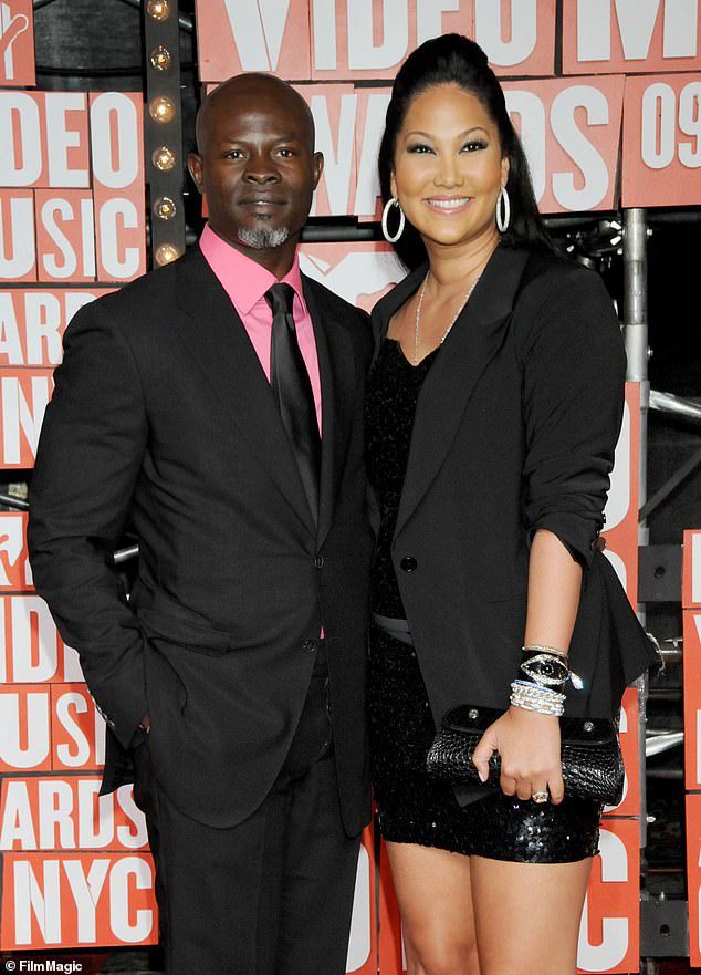 Chồng cũ: Simmons bắt đầu hẹn hò với nam diễn viên Hollywood Djimon Hounsou - được biết đến với vai Amistad và đô vật - vào năm 2006 và họ kết hôn vào năm 2008. Vào tháng 5 năm 2009, họ chào đón con trai Kenzo Lee Hounsou.  Họ chia tay vào năm 2012;  Anh ấy nói rằng họ chưa bao giờ kết hôn vì cô ấy vẫn kết hôn với Russell.  nhìn thấy vào năm 2009