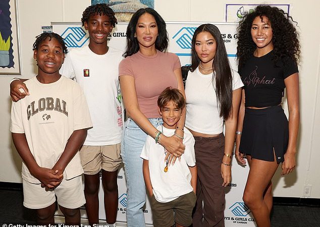 Chân dung gia đình: Kimora Lee Simmons và gia đình tổ chức một món quà tựu trường với Câu lạc bộ nam & nữ của Mỹ, Family Dollar và Crayola vào thứ Năm