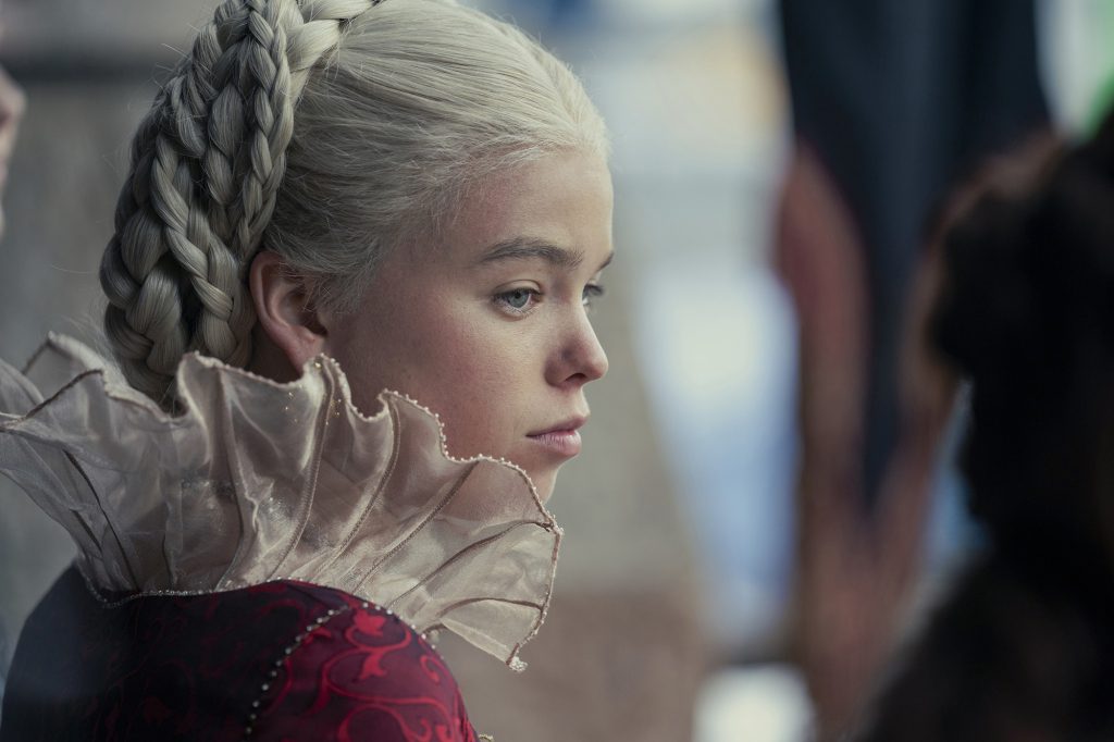 Millie Alcock trong một góc nhìn nghiêng trong chiếc áo cổ lọ với vai Công chúa Rhinera Targaryen "Nhà Rồng."