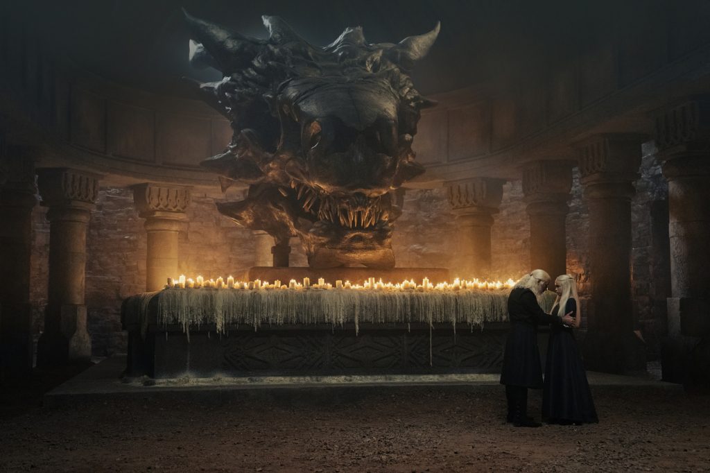Vua Viserys (Paddy Considine) và con gái của ông là Công chúa Rhaenyra Targaryen nói chuyện trước một chiếc đầu lâu rồng sau khi ông đặt tên cho nó là người thừa kế của mình. 