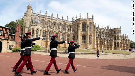 Những người lính tại Quảng trường Lâu đài Windsor trong thời gian mở cửa trở lại vào ngày 23 tháng 7 năm 2020. 