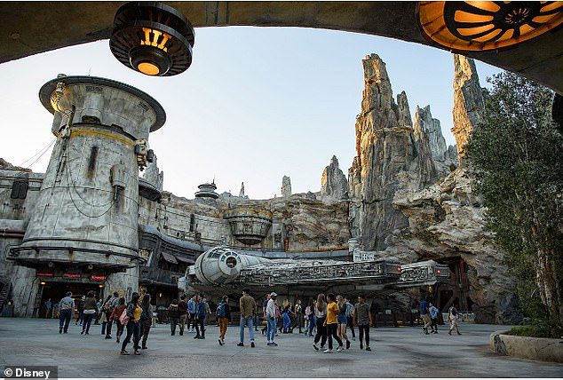 Genie + Pass không đáp ứng mọi mong muốn thô lỗ của khách, vì du khách phải trả thêm từ $ 10 đến $ 17 để được vào một số điểm tham quan nổi tiếng nhất của công viên — như Star Wars: Galaxy's Edge tại Walt Disney World Resort ở Disney's Phim trường Hollywood ở Orlando