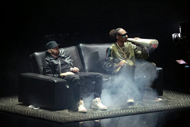 Eminem (trái) và Snoop Dogg