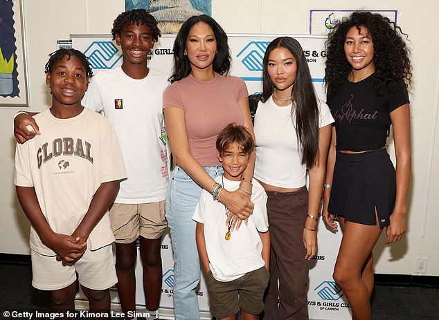 Chân dung gia đình: Kimora Lee Simmons và gia đình tổ chức một món quà tựu trường với Câu lạc bộ nam & nữ của Mỹ, Family Dollar và Crayola vào thứ Năm