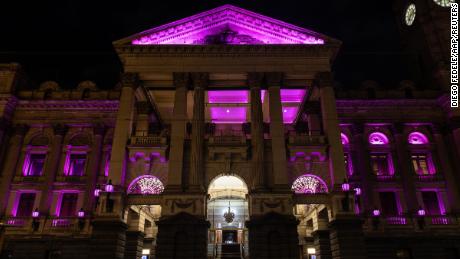 Tòa thị chính Melbourne chuyển sang màu hồng vào ngày 9 tháng 8.