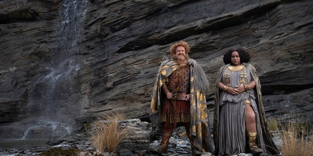 Hình ảnh do Amazon Studios phát hành này cho thấy Owen Arthur, trái và Sophia Numfit trong một cảnh của "Chúa tể của những chiếc nhẫn: Những chiếc nhẫn quyền năng."