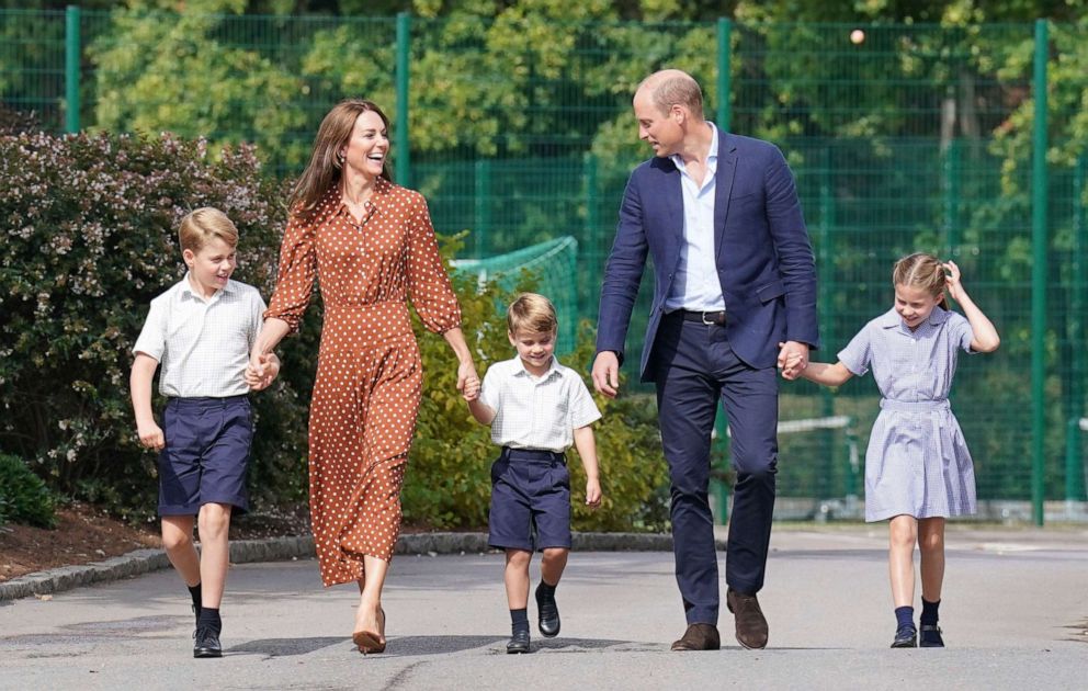 Ảnh: Từ trái qua, Hoàng tử Anh George, Nữ công tước xứ Cambridge, Hoàng tử Louis, Hoàng tử William và Công chúa Charlotte đến định cư vào buổi chiều tại Trường Lambroke, gần Ascot, Anh, ngày 7 tháng 9 năm 2022. 