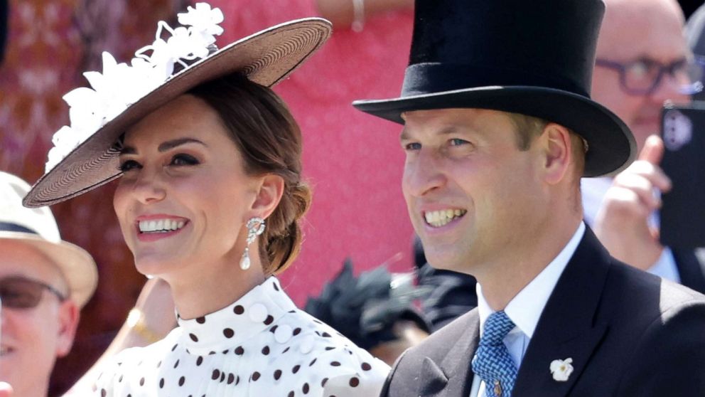 William và Kate nhận tước hiệu Hoàng tử, Công nương xứ Wales từ Vua Charles