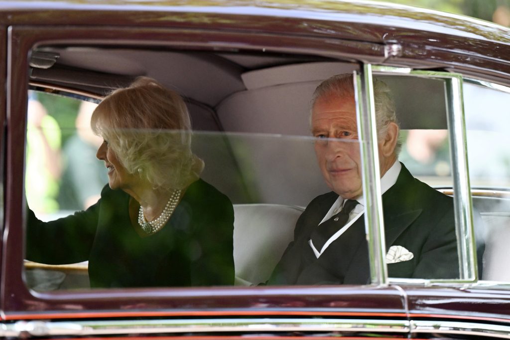 Vua Charles III và Hoàng hậu Camilla rời Clarence House hôm thứ Hai.