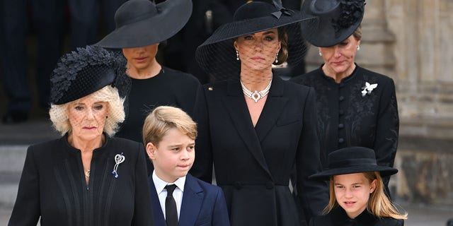 (LR) Camilla, Nữ hoàng Elizabeth, Meghan, Nữ công tước xứ Sussex, Hoàng tử George xứ Wales, Catherine, Công chúa xứ Wales, Công chúa Charlotte xứ Wales và Sophie, Nữ bá tước xứ Wessex trong lễ tang cấp nhà nước của Nữ hoàng Elizabeth II tại Tu viện Westminster vào ngày 19 tháng 9, 2022 tại London. 