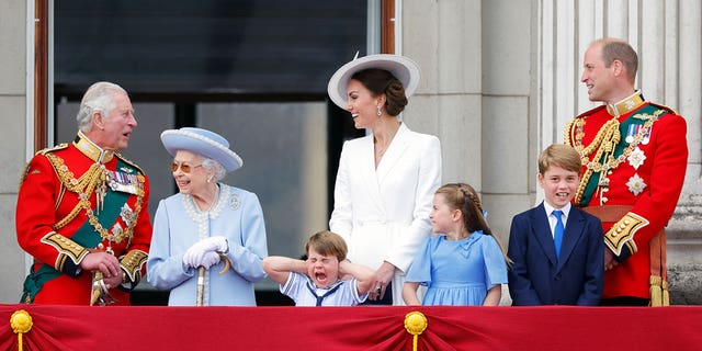 (LR) Thái tử Charles khi đó đã tạo dáng trên ban công Cung điện Buckingham với Nữ hoàng Elizabeth II, Hoàng tử Louis, Kate Middleton, Công chúa Charlotte, Hoàng tử George và Hoàng tử William vào tháng 6 khi cô kỷ niệm năm lễ bạch kim của họ. 