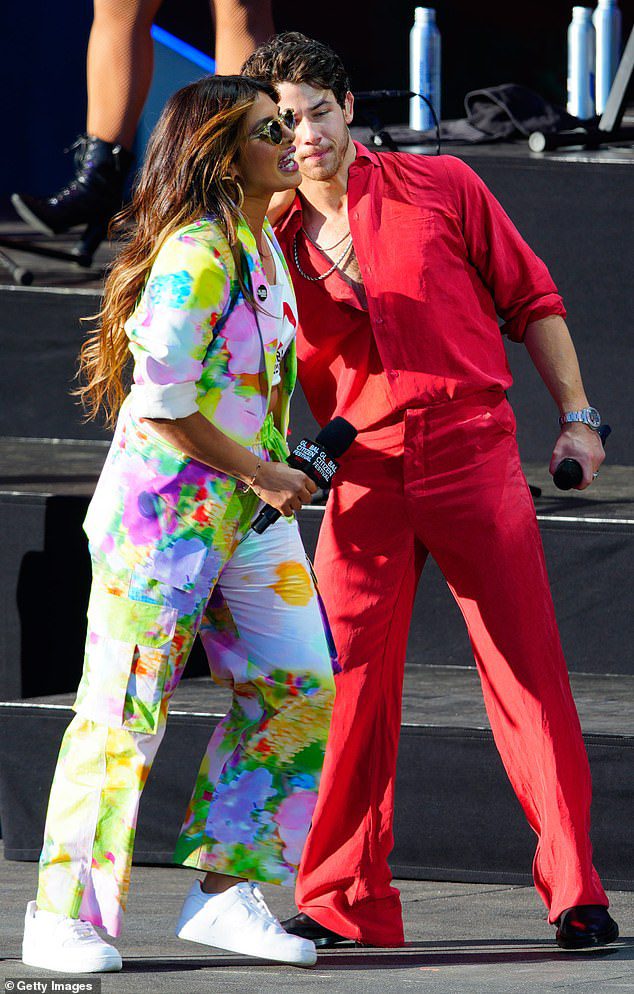Người hâm mộ thời trang: Chồng Nick Jonas đã bổ sung cho bộ quần áo tuyệt đẹp của vợ mình, trong một bộ trang phục đơn sắc màu đỏ tươi
