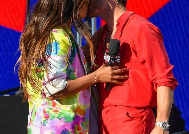 Muah!  Priyanka Chopra, 40 tuổi và chồng Nick Jonas, 30 tuổi, đã hôn nhau trên sân khấu tại buổi hòa nhạc thường niên lần thứ 10 của Global Citizen ở Central Park ở New York, hôm thứ Bảy.